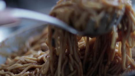 Spaghetti-Mit-Einem-Großen-Löffel-Servieren