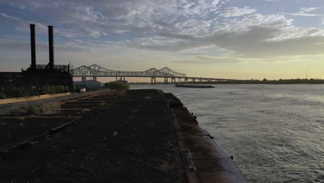 Tráfico-De-Barcazas-Y-Lanchas-En-El-Río-Mississippi-En-Nueva-Orleans