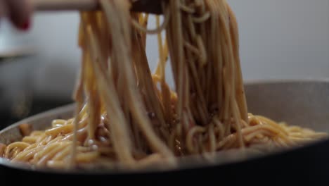 Mezclar-Espaguetis-Con-Una-Cuchara-De-Madera