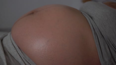 Bauch-Der-Schwangeren-Frau-Aus-Nächster-Nähe,-Wenn-Sie-Langsam-Atmet