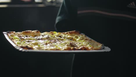 Nahaufnahme-Einer-Deutschen-Fladenbrotpizza-Mit-Mozzarella-Käse-Tomaten-Und-Brotsalat-Steinofenfrisch-Gebackenes-Servieren-Für-Die-Gäste-50-Fps-Zeitlupe