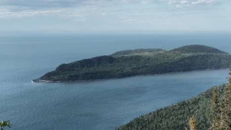 Majestätische-Landschaft-An-Der-Ruhigen-Küste-Und-Im-Grünen-Wald-Im-Bic-nationalpark-In-Rimouski,-Quebec,-Kanada