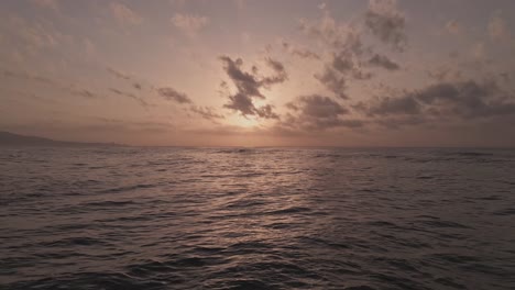 Zeitlupe-Friedlicher-Sonnenuntergang-Fließende-Ozeanwellen-Dramatische-Skyline