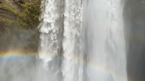 Skogafoss-Nahaufnahme-Neigt-Sich-Nach-Unten-Auf-Den-Berühmten-Isländischen-Wasserfall-Mit-Regenbogen
