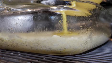 Gießen-Sie-Die-Zitronenmischung-In-Eine-Glasschale-über-Die-Shortbread-Kruste-Und-Machen-Sie-Zitronenriegel