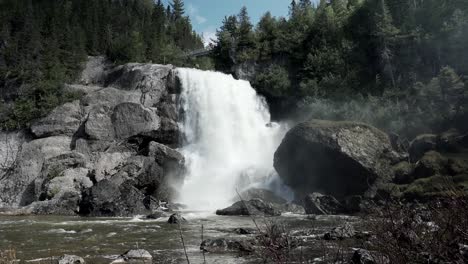 Atemberaubende-Landschaft-Des-Rutschen-neigette-wasserfalls,-Der-In-Den-Fluss-Mit-üppigen-Nadelbäumen-In-Rimouski,-Quebec,-Kanada-Kaskadiert