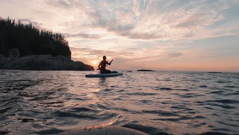 Herrlicher-Sonnenuntergang-Mit-Herrlichen-Farben,-Auf-Einem-Ruhigen-Und-Zen-paddleboard-abenteuer-über-Dem-St-lawrence-fluss-In-Rimouski,-Quebec,-Kanada