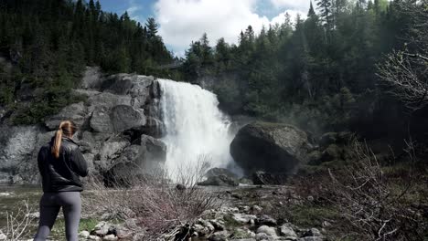 Rückansicht-Einer-Touristin,-Die-Vor-Dem-Wasserfall-Chute-Neigette-In-Rimouski,-Quebec,-Kanada-Steht---Totale