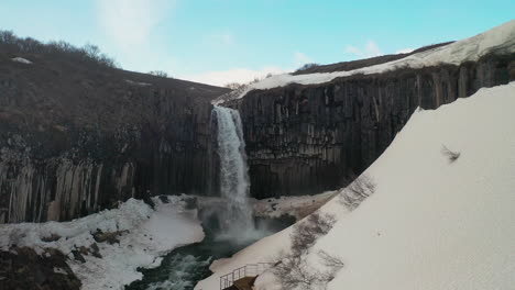 Weißer-Svartifoss-Wasserfall-In-Südisland--weit