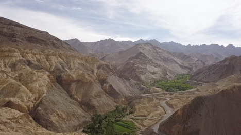 Schöne-Bergketten,-Tal-Und-Kurvenreiche-Straße-In-Lamayuru,-Mondland-Im-Leh-bezirk-Von-Ladakh,-Indien