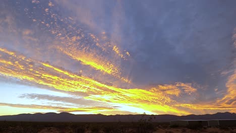 Herrlicher-Sonnenuntergang-über-Den-Bergen-Und-Der-Wüste-In-Kalifornien,-Usa