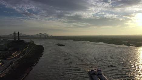 Active-Mississippi-River-at-sunrise-in-New-Orleans,-Louisiana