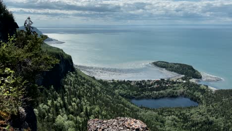 Schöne-Landschaft-Im-Bic-nationalpark-Mit-Grünem-Wald-An-Den-Bergen-Und-Ruhigem-Blauem-Ozean-In-Rimouski,-Quebec,-Kanada