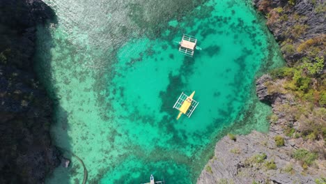 Top-Down-Aerial-View-of-Tropical-Lagoon-and-Traditional-Boats-by-Coron-Island,-Palawan,-Philippines