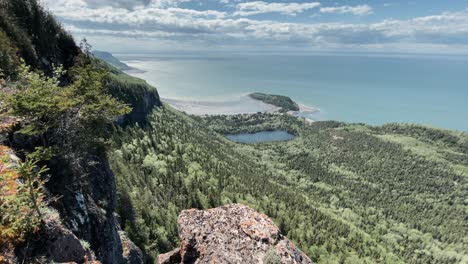 üppiger-Grüner-Wald-An-Den-Küstenbergen-Im-Bic-nationalpark,-Umgeben-Von-Der-Ruhigen-Küste-In-Rimouski,-Quebec,-Kanada