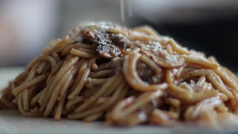 Hinzufügen-Von-Parmesan-Käse-Auf-Spaghetti