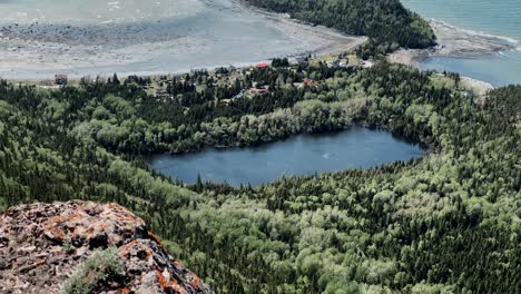 Natürliche-Schönheit-üppiger-Grüner-Wälder,-Unberührter-Seen-Und-Ruhiger-Küsten-Im-Bic-Nationalpark-In-Rimouski,-Quebec,-Kanada