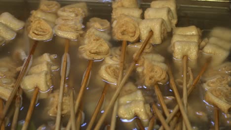 White-plain-oden-on-wooden-skewers-boiling-in-salty-soup