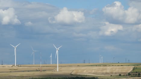 Windturbinen-In-Bewegung-Auf-Windpark-Im-Feldbereich,-Statische-Weitwinkelaufnahme-4k