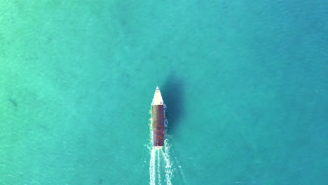 Luftbild,-Touristenbootsegeln-Im-Wunderschönen-Blauen-Ozean-In-Kambodscha