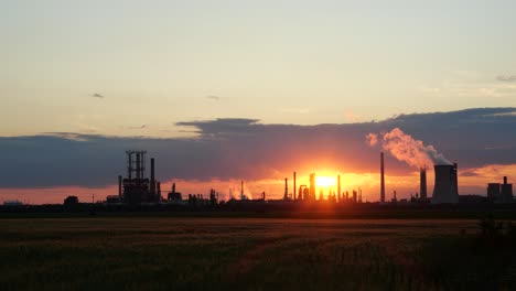 Weitwinkelaufnahme-Eines-Spektakulären-Sonnenuntergangs-über-Einer-Ölraffinerie,-Zeitraffer-4k