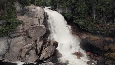 Stunning-Landscape-Of-Chute-Neigette-Waterfall-Splashing-On-The-Rocks-At-Rimouski,-Quebec,-Canada