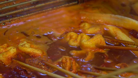 Spicy-Oden---Koreanische-Fischfrikadellen-Auf-Holzstäbchen