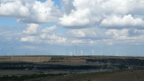 Breiter-Statischer-Schuss-Auf-Windturbinenpark-Am-Horizont,-Herrlicher-Himmelshintergrund