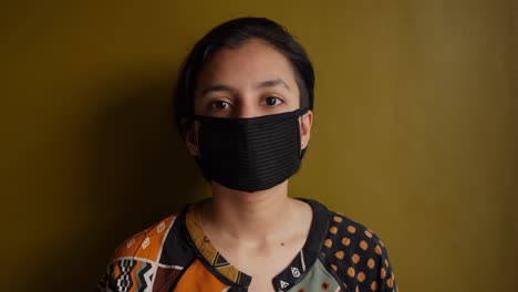 Ein-Wunderschönes-Südasiatisches-Indisches-Mädchen,-Das-Während-Der-Corona-Virus-Pandemie-Eine-Maske-Im-Innenbereich-Trägt
