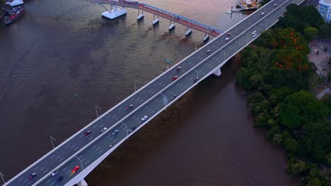 Luftbild-Von-Fahrzeugen,-Die-Bei-Sonnenuntergang-Auf-Der-Pacific-Highway-Bridge-In-Brisbane-City,-Queensland,-Australien-Fahren