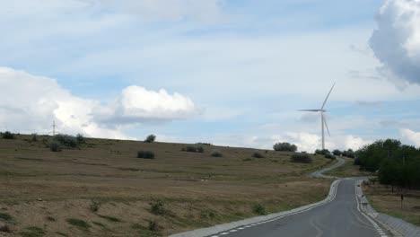 Zeitraffer-Einer-Einzelnen-Windkraftanlage-An-Einem-Sonnigen-Tag,-Trockenes-Land-Im-Vordergrund