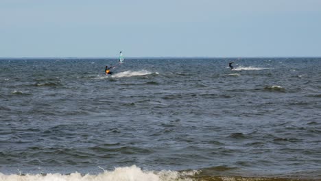 Windsurfen-Und-Kitesurfen-Auf-Den-Wellen-In-Polen
