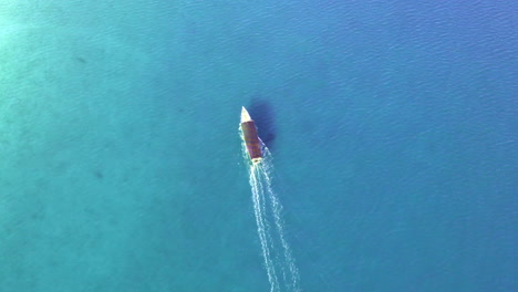 Lokales-Touristenboot,-Das-Auf-Dem-Ruhigen-Blauen-Ozean-Segelt,-Kambodscha