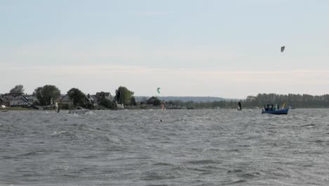 Ein-Kiteboarder,-Der-An-Einem-Sommertag-Tricks-Auf-Dem-Welligen-Meer-Macht---Weite-Zeitlupenaufnahme