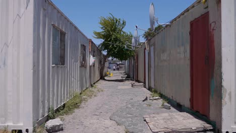 Langsamer-Spaziergang-Durch-Township-Häuser-Und-Eisenhütten-In-Südafrika