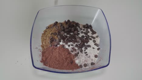 Schokoladenstückchen-In-Eine-Mischung-Aus-Trockenen-Kekszutaten-Fallen-Lassen