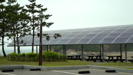 Paneles-Solares-Instalados-En-El-Techo-De-Un-Cobertizo-Cerca-Del-Mar-En-Corea-Del-Sur---Tiro-Amplio