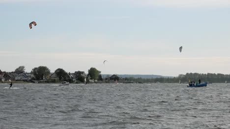 Gruppe-Von-Menschen-Kitesurfen-Und-Windsurfen-An-Der-Ostsee-Im-Sommer-In-Polen