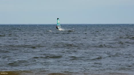 Un-Windsurfista-Activo-Montando-Las-Olas-Del-Océano-En-Polonia