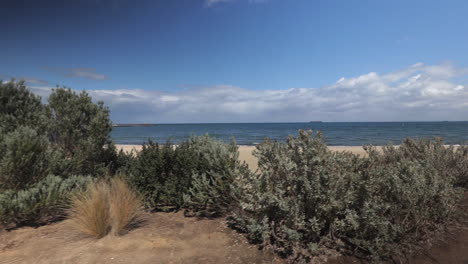 Bewegung-Von-Links-Nach-Rechts-Zeigt-Hampton-Bay-Beach,-Melbourne,-Australien,-Tagsüber-Sonnig-Mit-Wolken