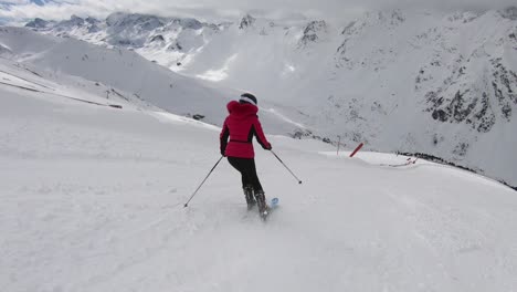 Mujer-Está-Esquiando-Por-Las-Pistas-Con-Gran-Técnica-De-Esquí-Y-En-Perfecto-Ritmo