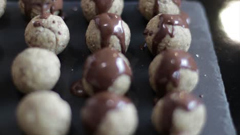 Bolas-De-Chocolate-Dulce-Caseras-Cubiertas-De-Chocolate-Derretido