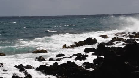 pan-across-dynamic-crashing-waves,-Maui,-Hawaii
