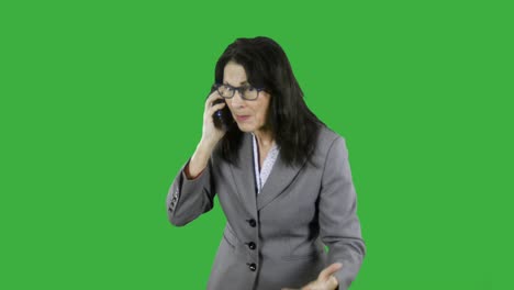 Una-Mujer-De-Negocios-Madura-Enojada-Grita-Mientras-Habla-Por-Su-Teléfono-Celular