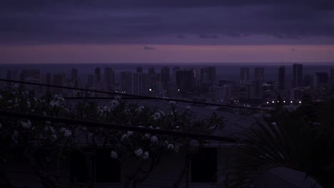 Timelapse-of-the-Hawaiian-Sunset-taking-place-in-Honolulu-on-the-island-of-Oahu