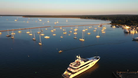 Luftaufnahme-Von-Luxusbooten-Und-Marina-Bei-Sonnenuntergang,-Die-Hamptons