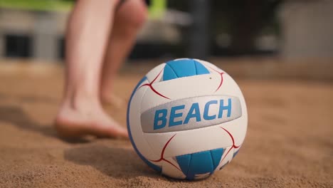 Volleyball-Vom-Boden-Schnappen,-Während-Er-Sand-Tritt-Und-Zurück-Zum-Platz-Läuft,-Nahaufnahme-In-Zeitlupe