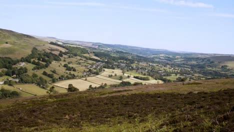 Timelapse-De-La-Sombra-De-Las-Nubes-Pasando-Sobre-El-Idílico-Paisaje-Pastoral,-Win-Hill,-Hope-Valley,-Derbyshire