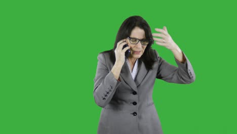 Una-Mujer-De-Negocios-Madura-Enojada-Recibe-Malas-Noticias-Mientras-Habla-Por-Su-Teléfono-Celular
