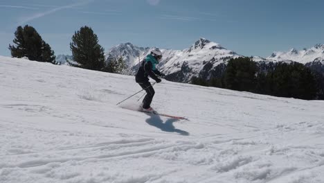 Esquí-En-Cámara-Lenta-Con-Atleta-Profesional-En-Un-Panorama-Perfecto-De-Montaña